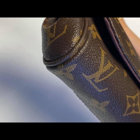 Favorite Crossbody - Picture 6 of 12